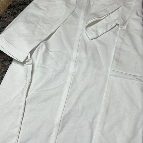 Organically blended Women’s white tshirt with seam in middle of back NWT - Picture 2 of 3